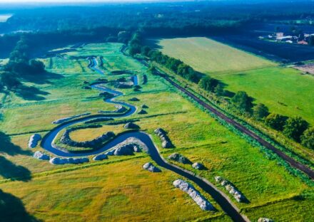 Uitgraven van nieuwe meanders langs de Warmbeek